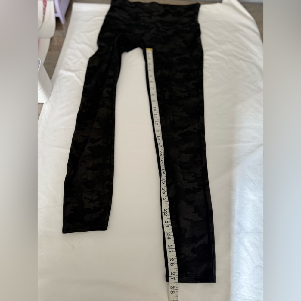 SPANX Faux Leather Camo Leggings Matte Black Camo Size Large - Picture 11 of 14